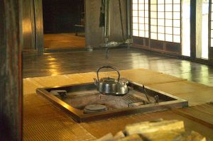 800px-Japanese_Traditional_Hearth_L4817